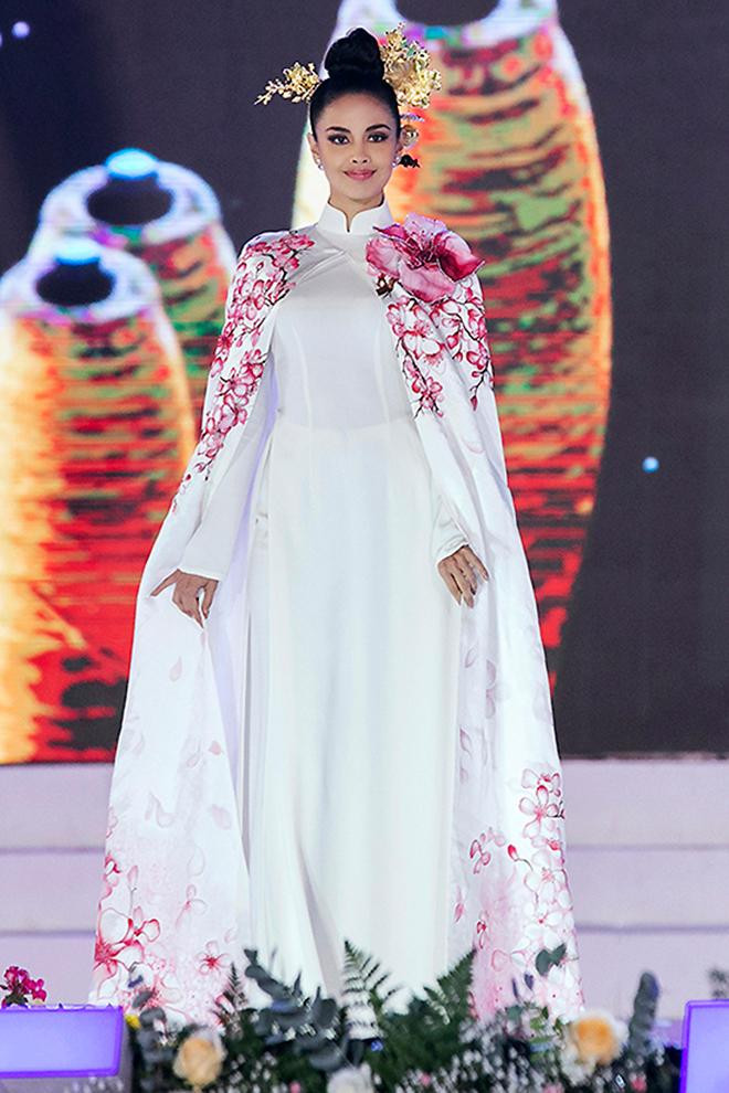 Năm 2019, trong lần sang Việt Nam tham dự Festival Hoa Đà Lạt, Hoa hậu Thế giới 2013 Megan Young cũng đã có dịp trình diễn áo dài. Cô khoác lên mình bộ áo dài màu trắng được đính kết lộng lẫy, kết hợp với áo choàng vô cùng quyền lực.