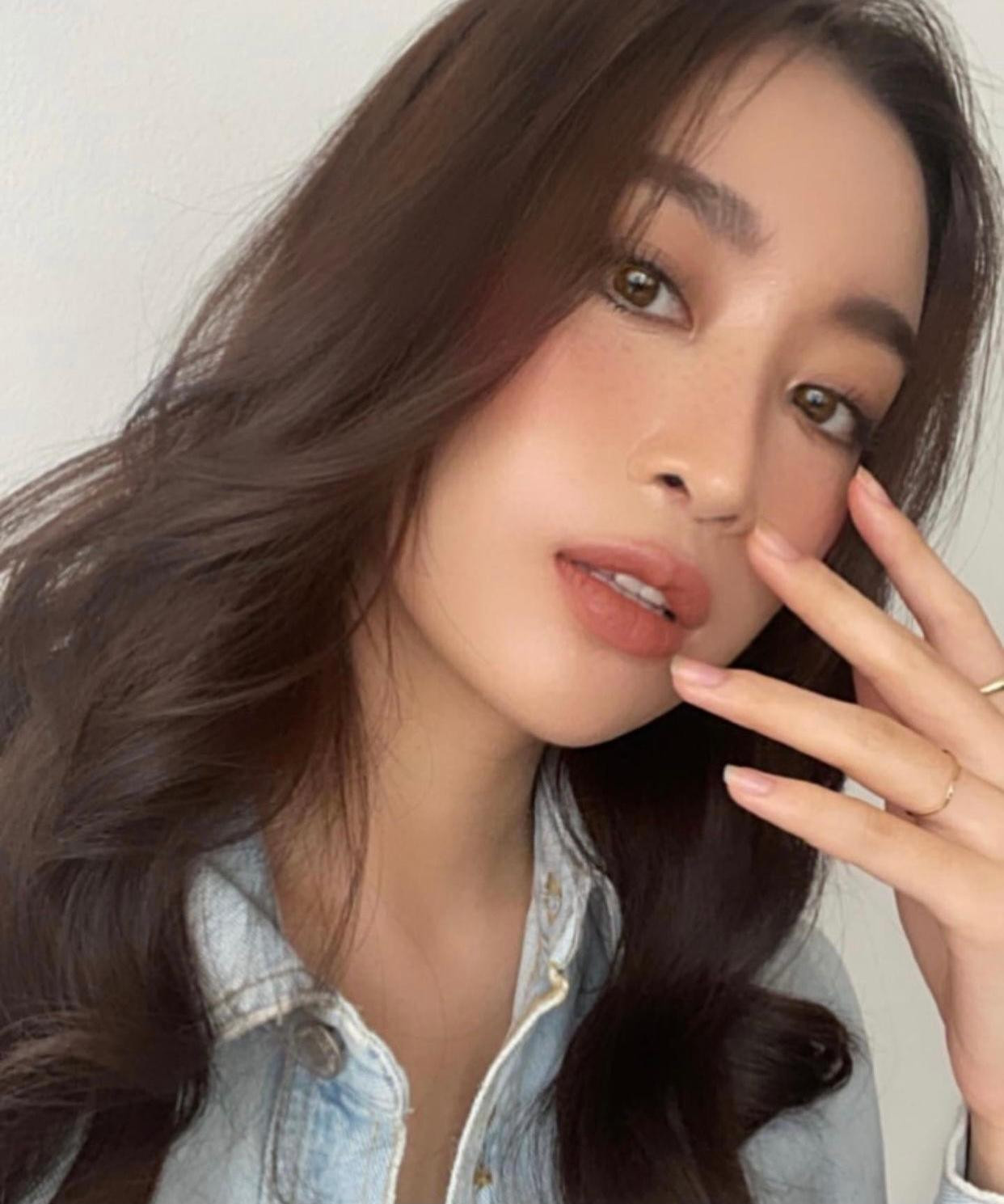 Hoa hậu Đỗ Mỹ Linh khoe nhan sắc xinh đẹp, kiêu sa khiến fans xuýt xoa.