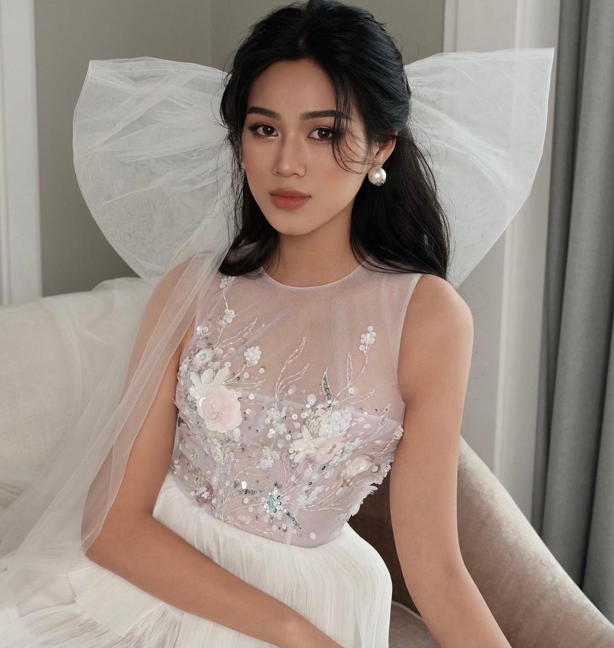 Hoa hậu Đỗ Thị Hà đẹp tựa nàng công chúa xinh đẹp trong bộ váy trắng chất liệu xuyên thấu được đính kết tỉ mỉ. Hoa hậu Đỗ Thị Hà đẹp tựa nàng công chúa xinh đẹp trong bộ váy trắng chất liệu xuyên thấu được đính kết tỉ mỉ.