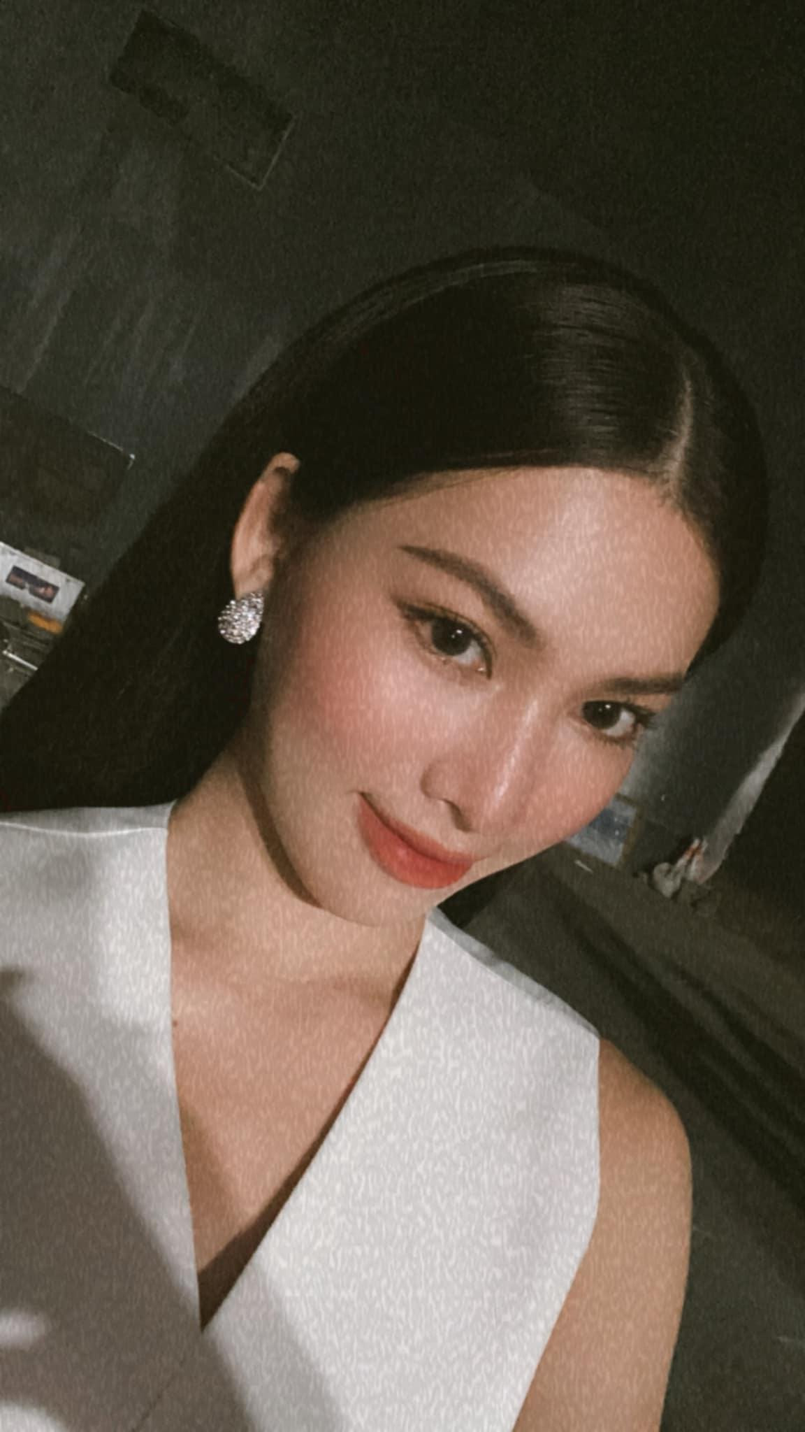 Á hậu Ngọc Thảo diện set đồ cổ chữ V thanh lịch, duyên dáng. Á hậu Ngọc Thảo diện set đồ cổ chữ V thanh lịch, duyên dáng.