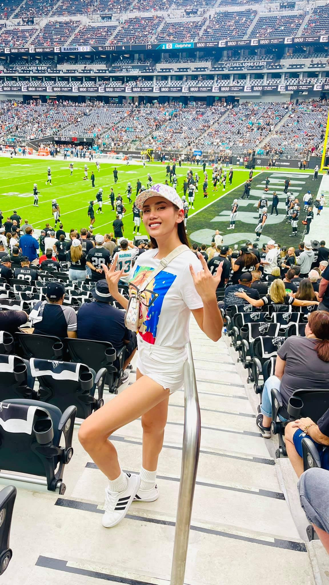 Á hậu Võ Hoàng Yến khoe chân dài gợi cảm khi đi xem bóng đá ở Mỹ.