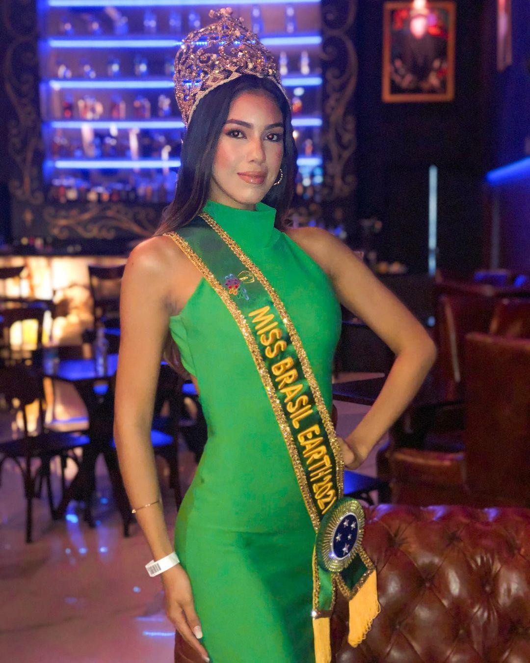 Tối 30/9 vừa qua, người đẹp Cassia Adriane Araujo đã đăng quang ngôi vị Miss Brazil Terra 2021. Cô đã xuất sắc vượt qua 20 thí sinh trong đêm chung kết.