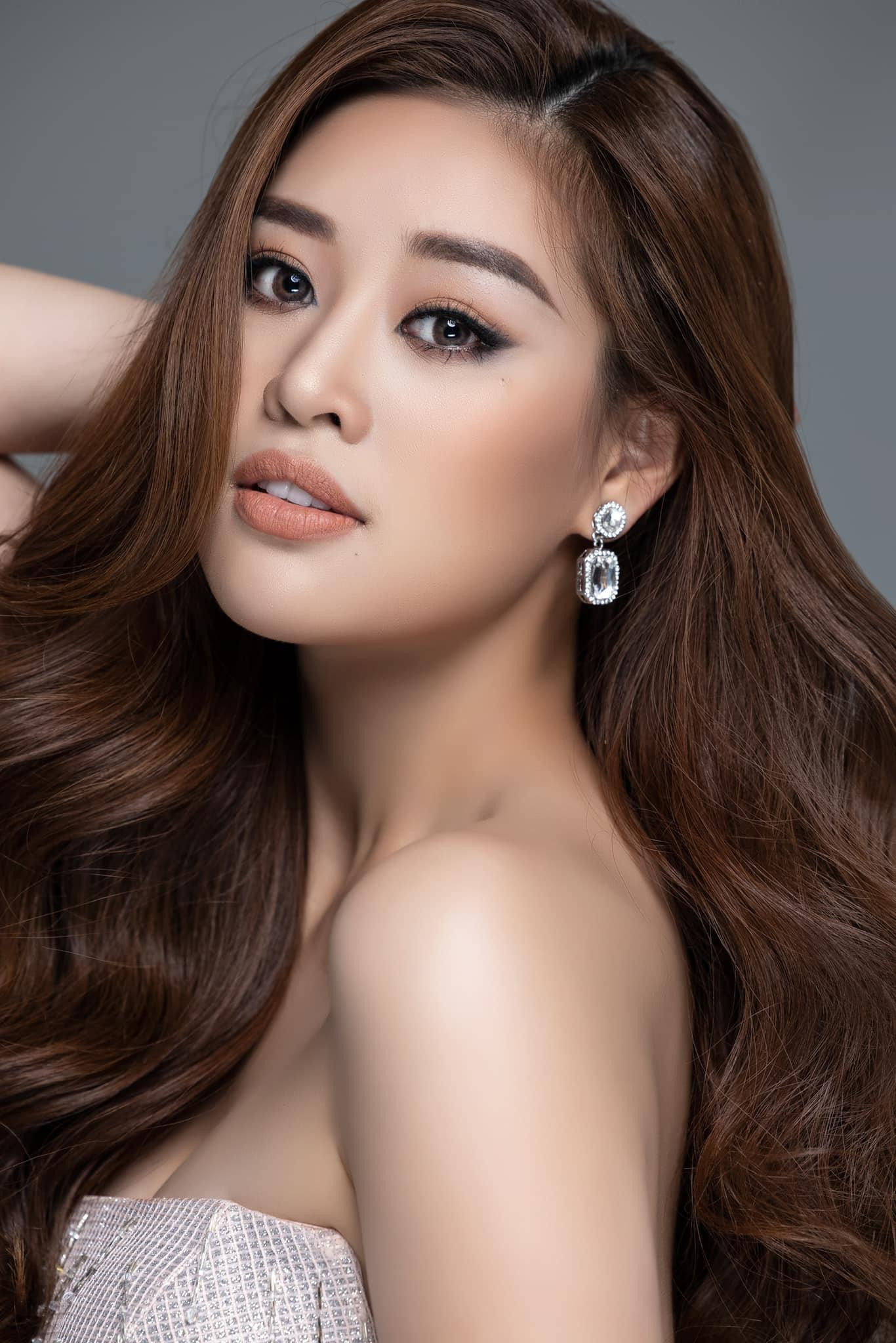 Hoa hậu Khánh Vân diện váy cúp ngực nóng bỏng, khoe trọn vai trần sexy.