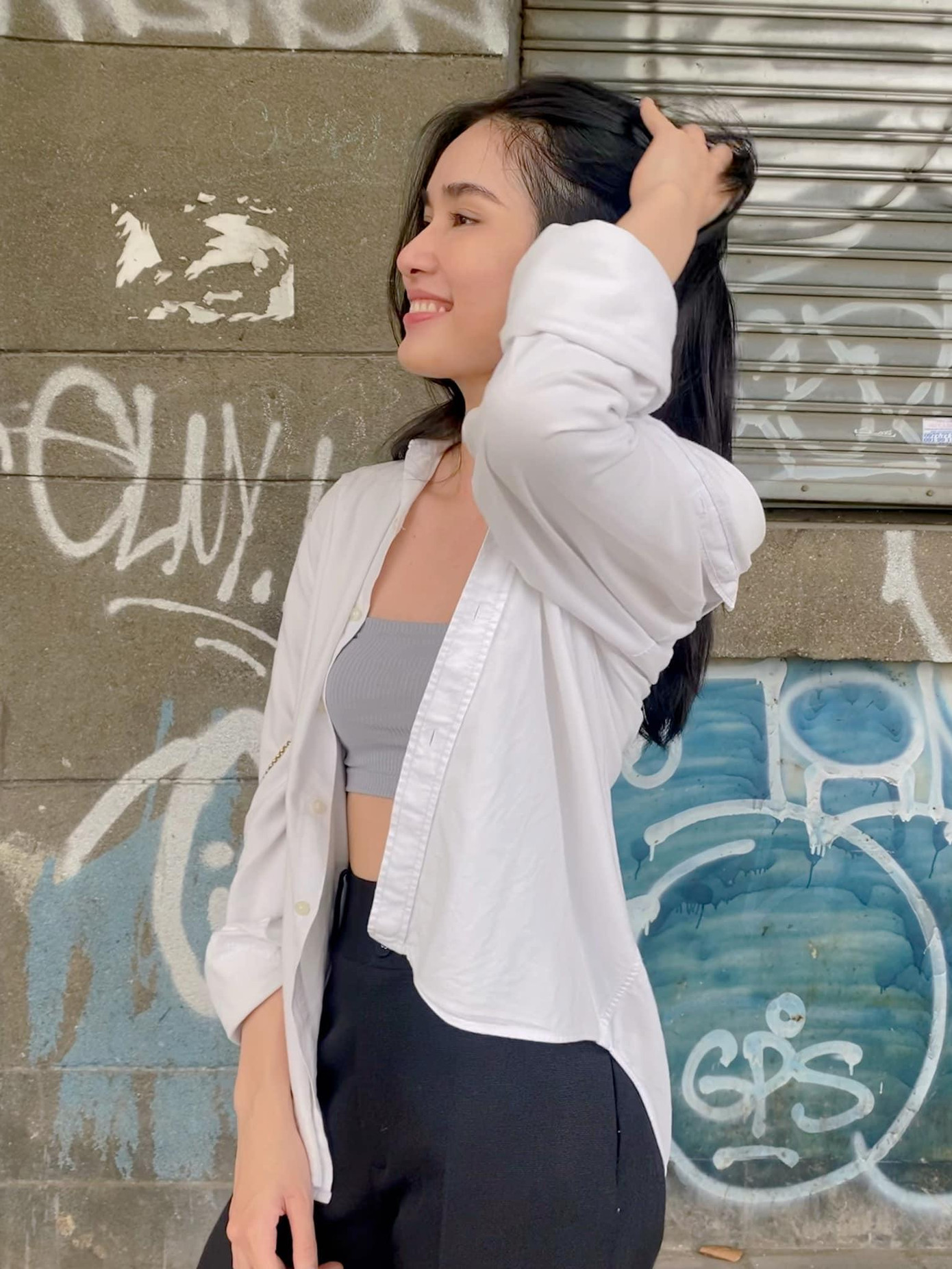 Dù mặc trang phục khá đơn giản nhưng Á hậu Việt Nam 2020 vẫn chiếm được cảm tình của fans bởi thần thái xinh đẹp, duyên dáng.