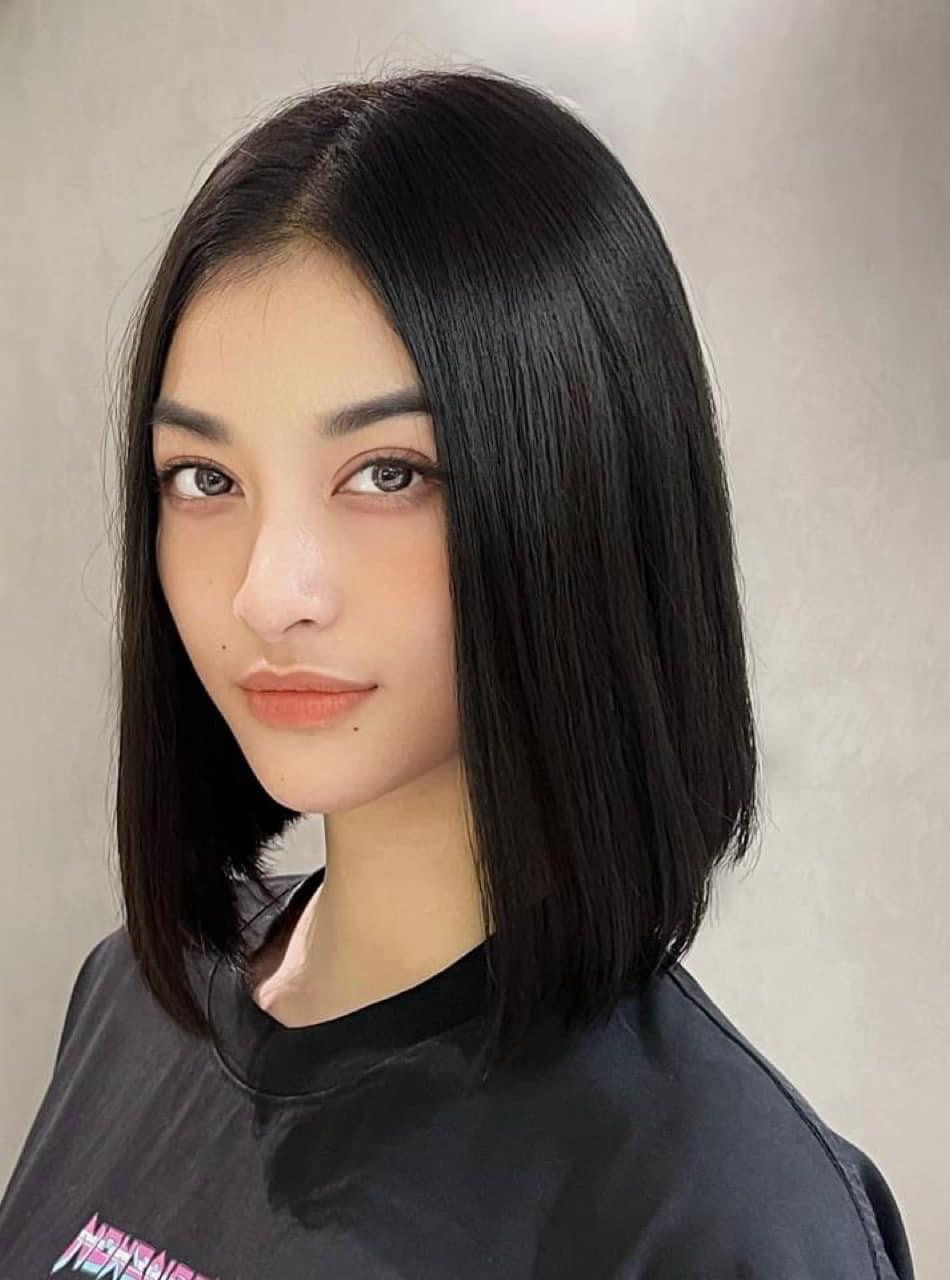 Á hậu Kiều Loan mới mẻ và cá tính với mái tóc ngắn ngang vai.