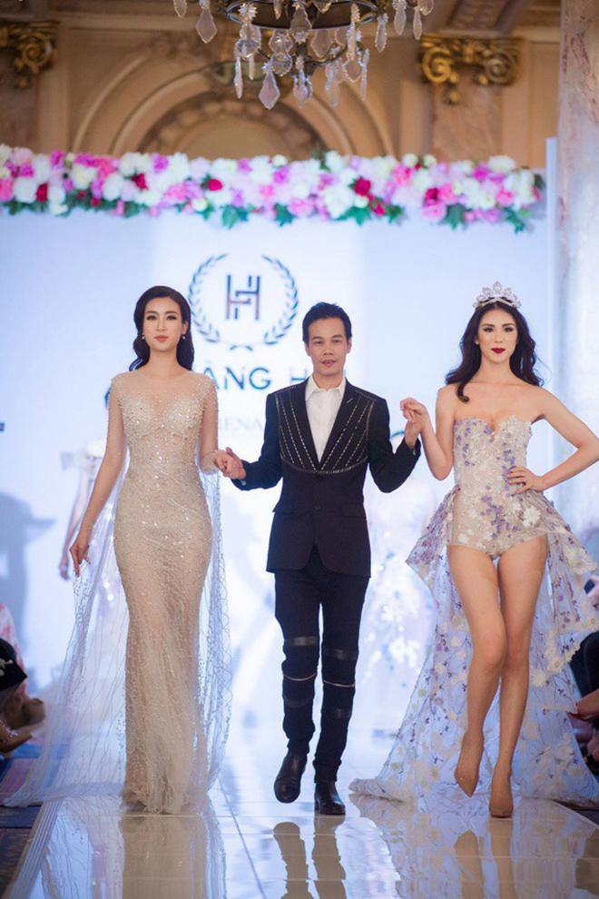 Riyo Mori sánh bước bên Hoa hậu Đỗ Mỹ Linh khi cả hai đảm nhận vai trò vedette trong một show diễn thời trang. Hai nàng hậu xinh đẹp tựa 'nữ thần' trong những thiết kế xuyên thấu tinh xảo.