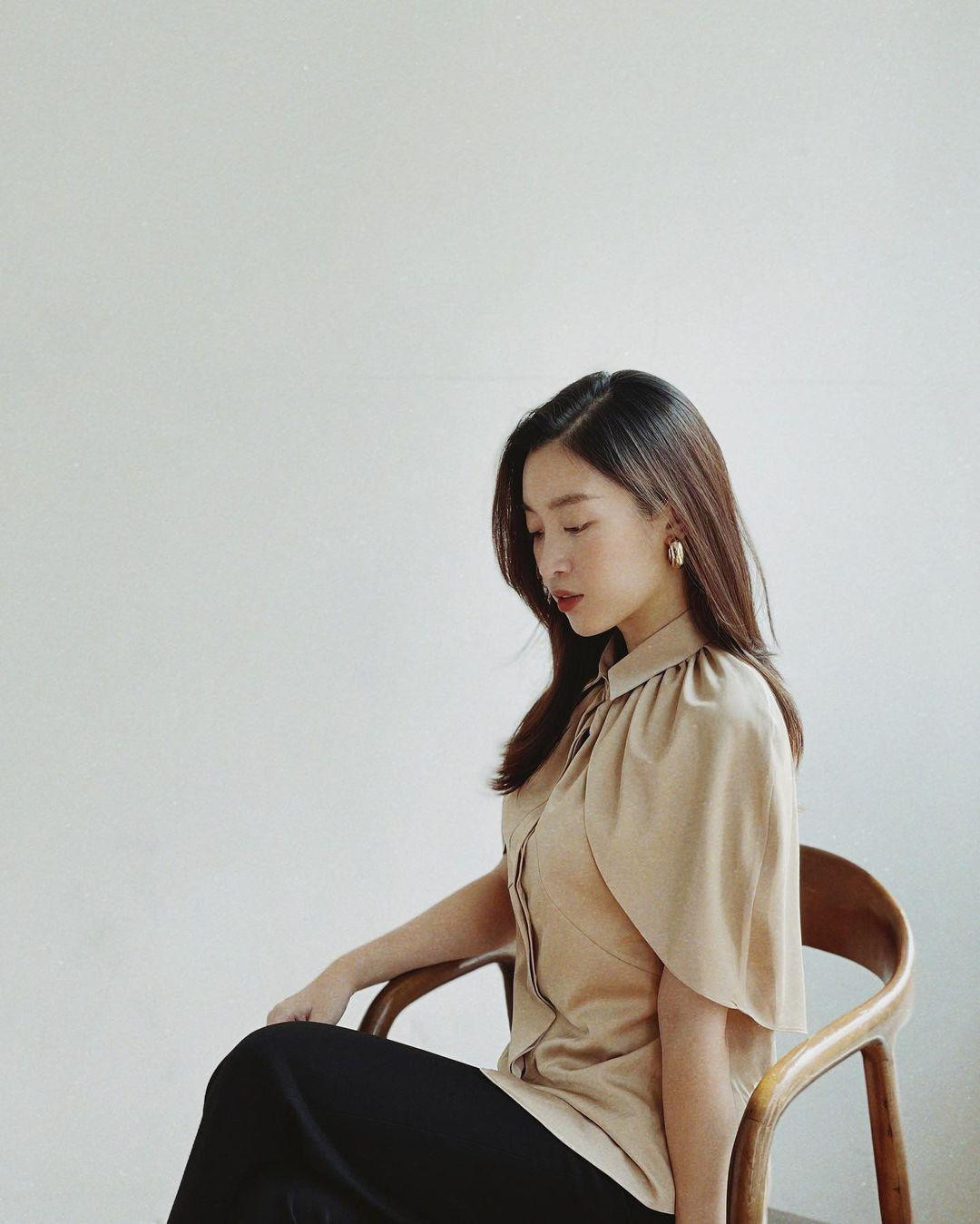 Hoa hậu Đỗ Mỹ Linh đẹp dịu dàng như 'nàng thơ' trong set đồ tông màu nude và đen thanh lịch. Hoa hậu Đỗ Mỹ Linh đẹp dịu dàng như 'nàng thơ' trong set đồ tông màu nude và đen thanh lịch.