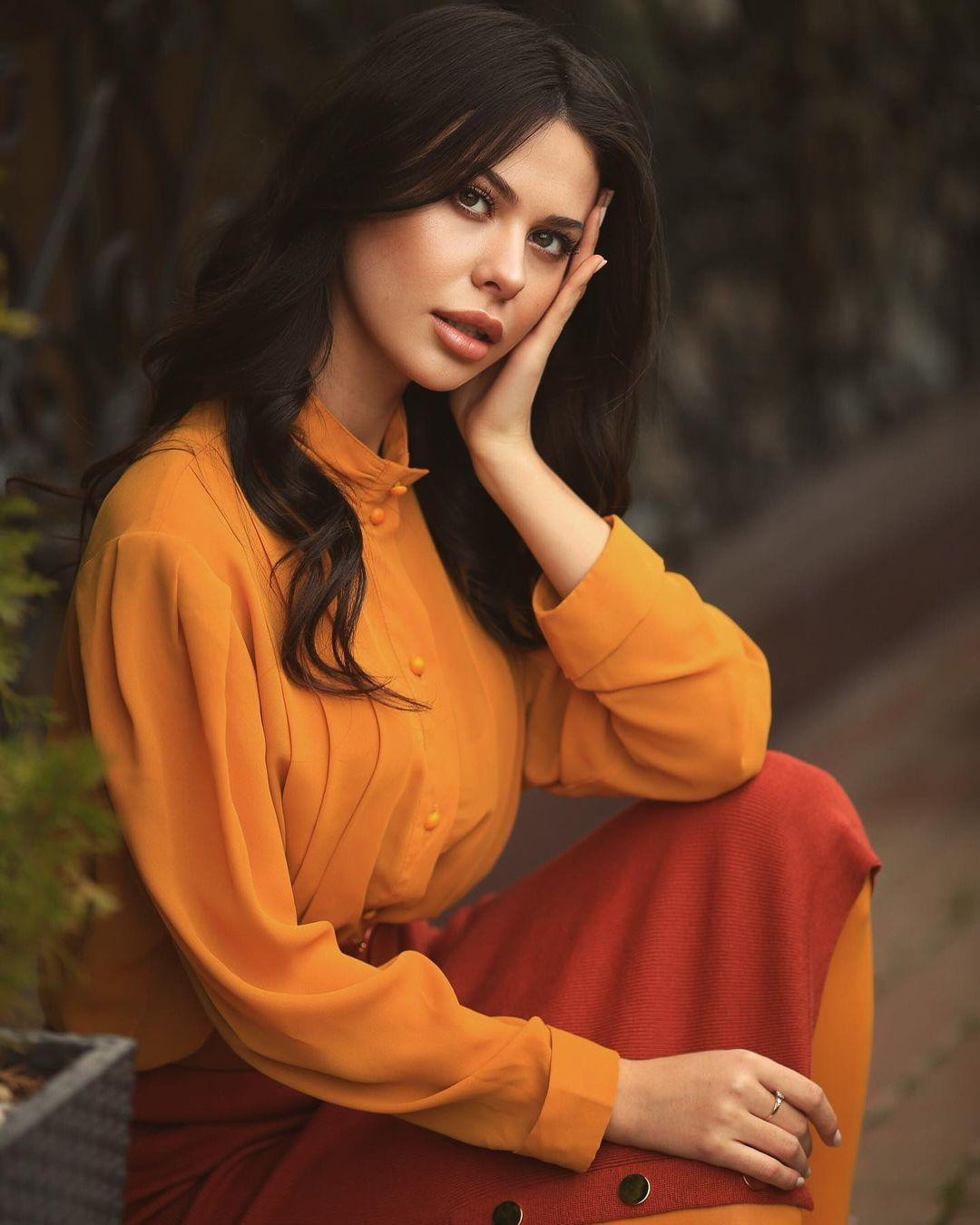 Ksenia năm nay 25 tuổi, là một người mẫu nổi tiếng, đồng thời cũng là một nhà thiết kế chuyên nghiệp.