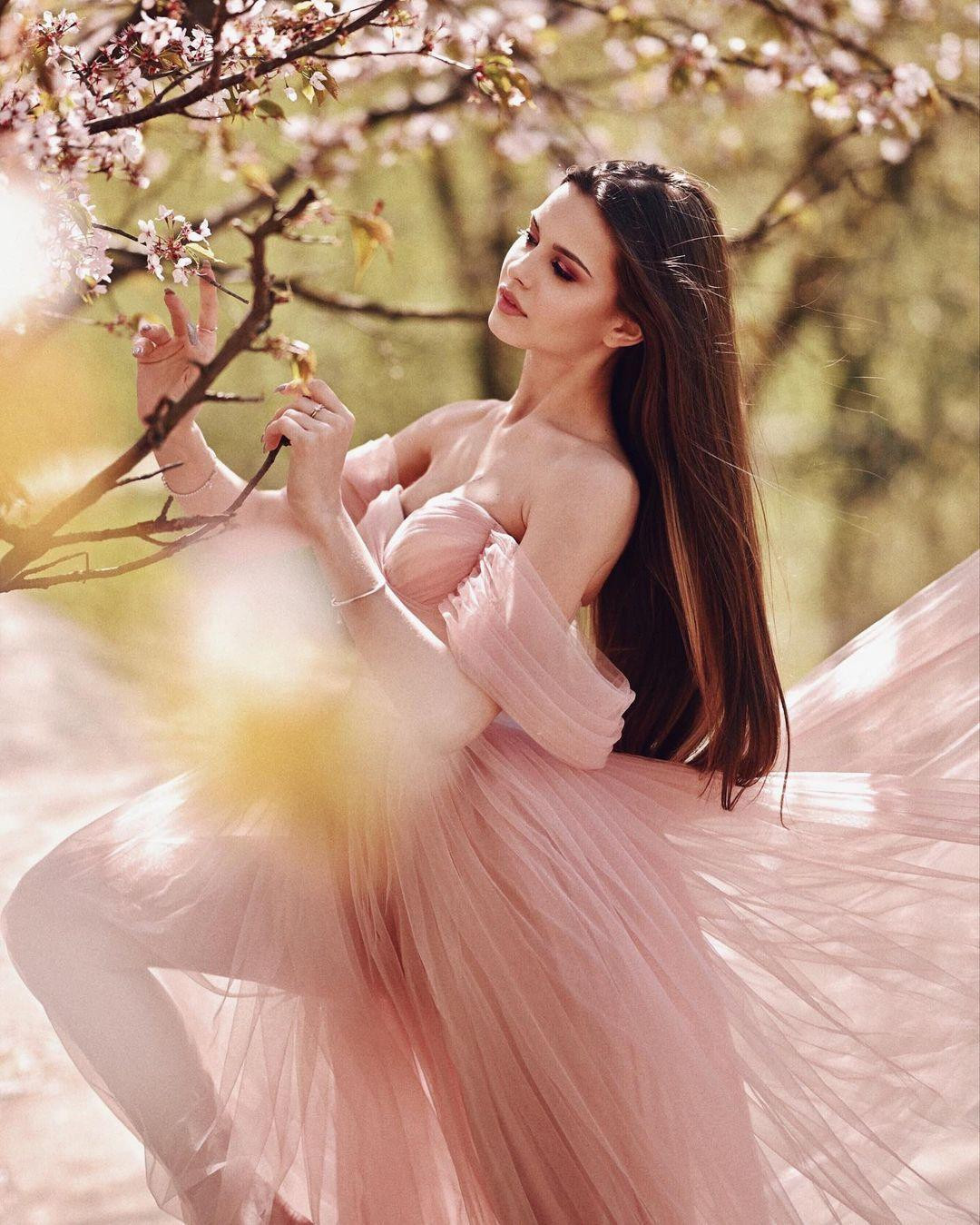 Nhan sắc trong trẻo, thanh lịch của Anastasia Almyasheva được ví như 'nàng thơ xứ bạch dương'. Nhan sắc trong trẻo, thanh lịch của Anastasia Almyasheva được ví như 'nàng thơ xứ bạch dương'.