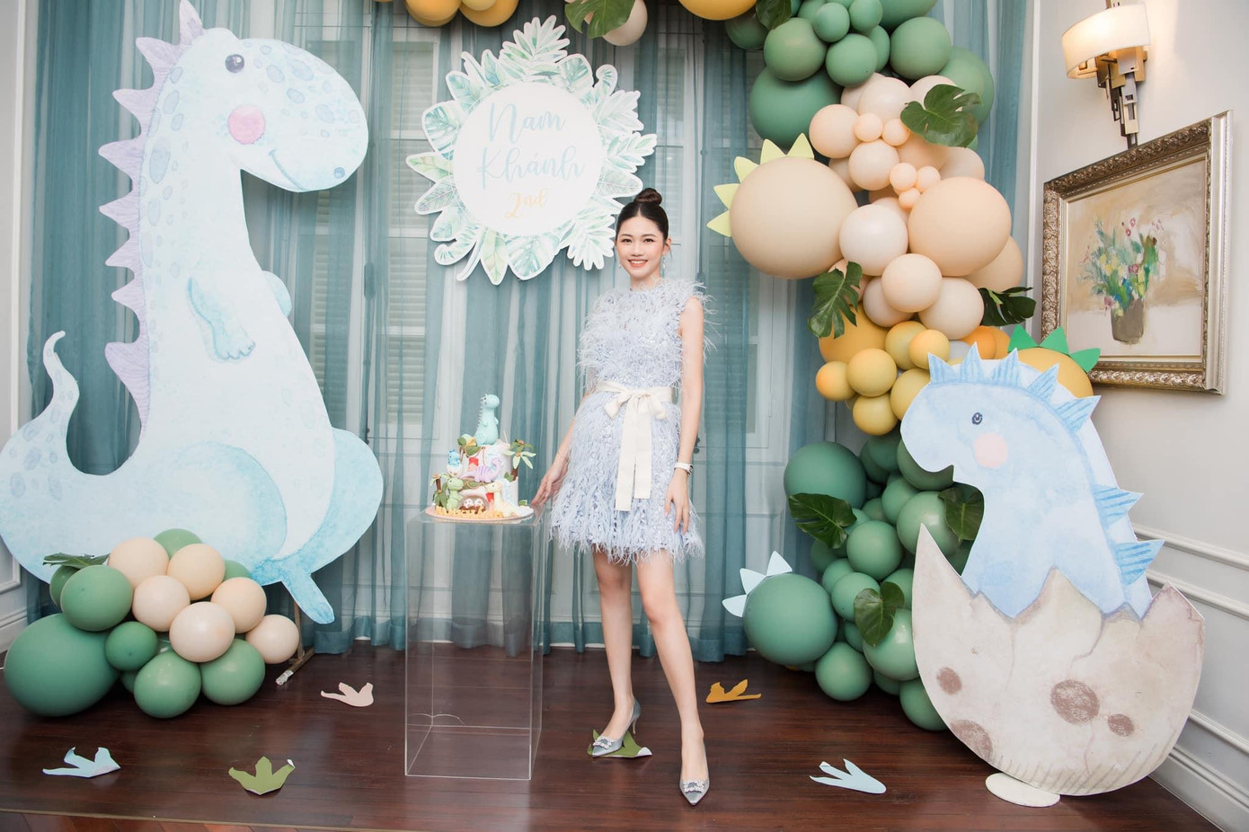 Trước đó, tại tiệc sinh nhật 2 tuổi của con trai hồi tháng 6, Á hậu Thanh Tú cũng xuất hiện cực kỳ xinh đẹp, kiêu sa. Nhiều người ngắm những hình ảnh này đều không nghĩ rằng cô đang mang bầu.