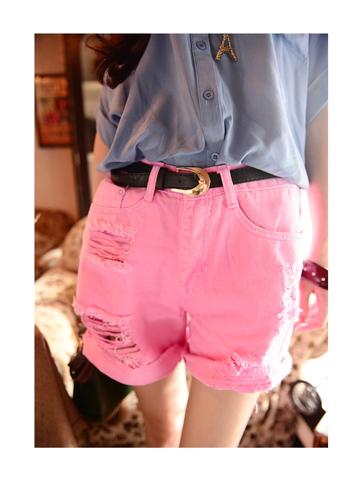 Trong tủ đồ nhà bạn hẳn không thể thiếu quần shorts. Với chức năng mang lại sự thoải mái, năng động cũng như giúp bạn gái “khoe” đôi chân thon cuốn hút, quần shorts lúc nào cũng được xếp vào list những món đồ cô nàng nào cũng phải có mỗi khi hè tới. Bạn sẽ vô cùng nổi bật cùng short hoa mang nhiều màu sắc được cách điệu với các họa tiết hoa nhỏ, to khác nhau. Bạn nên kết hợp short họa tiết hoa với áo có gam màu đơn sắc như màu đen, màu be, màu trắng... Khắc phục nhược điểm của quần short hơi thô cứng và chật chội hay những chiếc váy ngắn khiến chúng mình có thể gặp sự cố “hớ hênh” khi vận động, quần short váy là sự kết hợp hoàn hảo để teen girl khoe vẻ đáng yêu, xinh xắn mà cực kỳ thoải mái. Ngoài ra, các kiểu quần short màu sặc sỡ hay short đều có thể đem đến cho bạn gái nét trẻ trung năng động trong ngày hè.