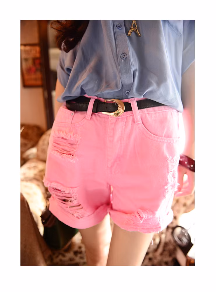 Trong tủ đồ nhà bạn hẳn không thể thiếu quần shorts. Với chức năng mang lại sự thoải mái, năng động cũng như giúp bạn gái “khoe” đôi chân thon cuốn hút, quần shorts lúc nào cũng được xếp vào list những món đồ cô nàng nào cũng phải có mỗi khi hè tới. Bạn sẽ vô cùng nổi bật cùng short hoa mang nhiều màu sắc được cách điệu với các họa tiết hoa nhỏ, to khác nhau. Bạn nên kết hợp short họa tiết hoa với áo có gam màu đơn sắc như màu đen, màu be, màu trắng... Khắc phục nhược điểm của quần short hơi thô cứng và chật chội hay những chiếc váy ngắn khiến chúng mình có thể gặp sự cố “hớ hênh” khi vận động, quần short váy là sự kết hợp hoàn hảo để teen girl khoe vẻ đáng yêu, xinh xắn mà cực kỳ thoải mái. Ngoài ra, các kiểu quần short màu sặc sỡ hay short đều có thể đem đến cho bạn gái nét trẻ trung năng động trong ngày hè.