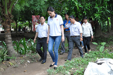 Đoàn công tác từ thiện tìm đến những gia đình thiếu nhi khó khăn ở Bình Thủy