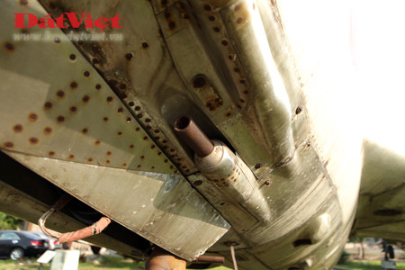 Bên cạnh pháo 37mm, bộ pháo của MiG-17 còn có 2 pháo 23mm NR-23, với cơ số đạn 80-100 viên, tùy điều kiện chiến đấu. Pháo 23mm có tốc độ bắn khoảng 800-850 phát/phút, sơ tốc đầu đạn 690m/s