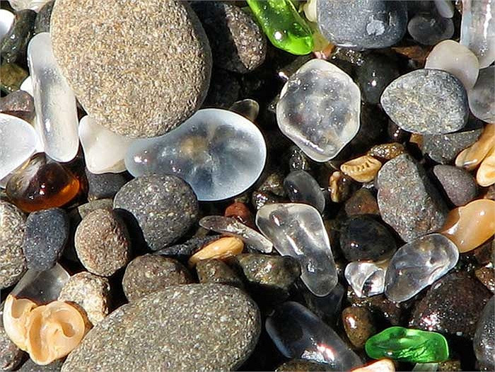 Tiếp sau đó, nước và bãi cát mịn màng đã mài giũa, đẽo gọt chúng thành những viên cuội đẹp long lanh