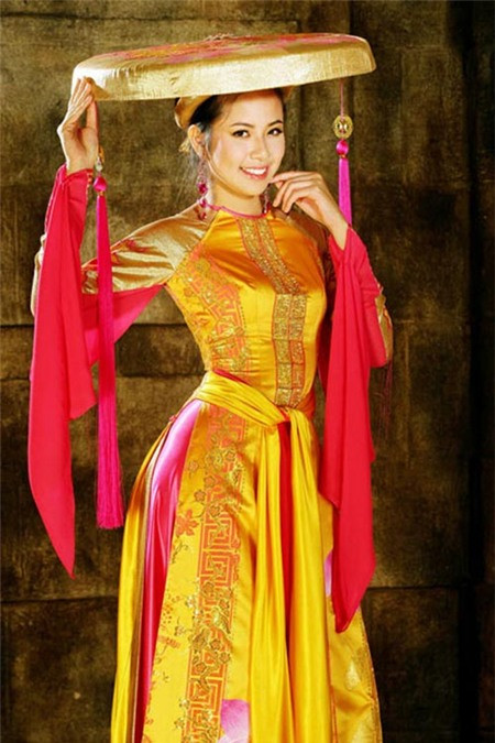 Á hậu thế giới người Việt 2010 Kiều Khanh đẹp rạng ngời trong tà áo tứ thân cùng nón quai thao quen thuộc