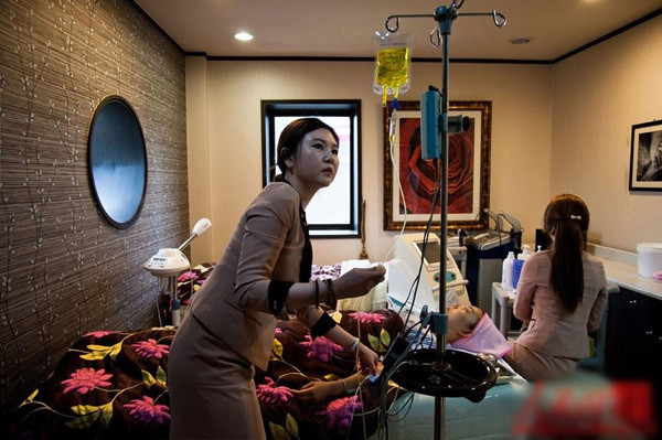 Đội ngũ nhân viên theo dõi tình trạng sức khỏe khách hàng sau phẫu thuật