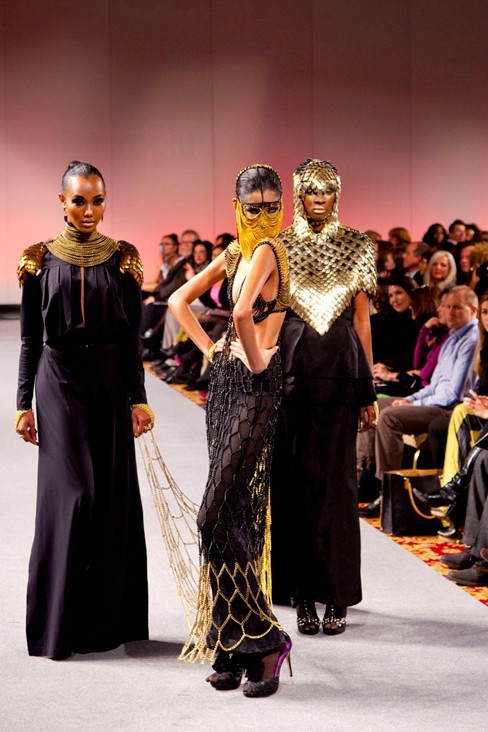 Hoàng Thùy cũng từng để lại nhiều ấn tượng trên sàn diễn New York