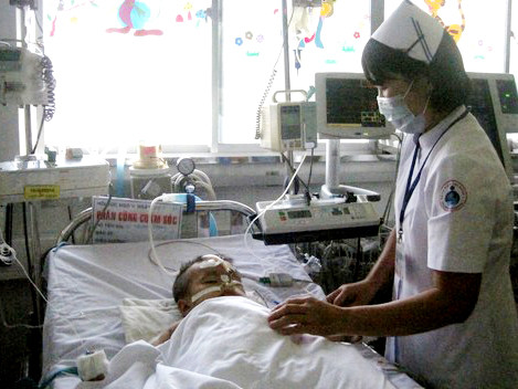 Bé Phụng đã qua cơn nguy kịch nhưng vẫn phải thở oxy và đang được tiếp tục theo dõi