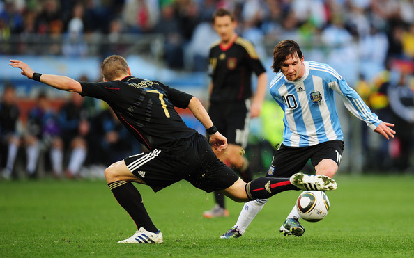 Bốn năm trước, Schweinsteiger từng thắng Messi Ba cuộc chiến tay đôi được chờ đợi nhất ở trận Đức-Argentina ảnh 2