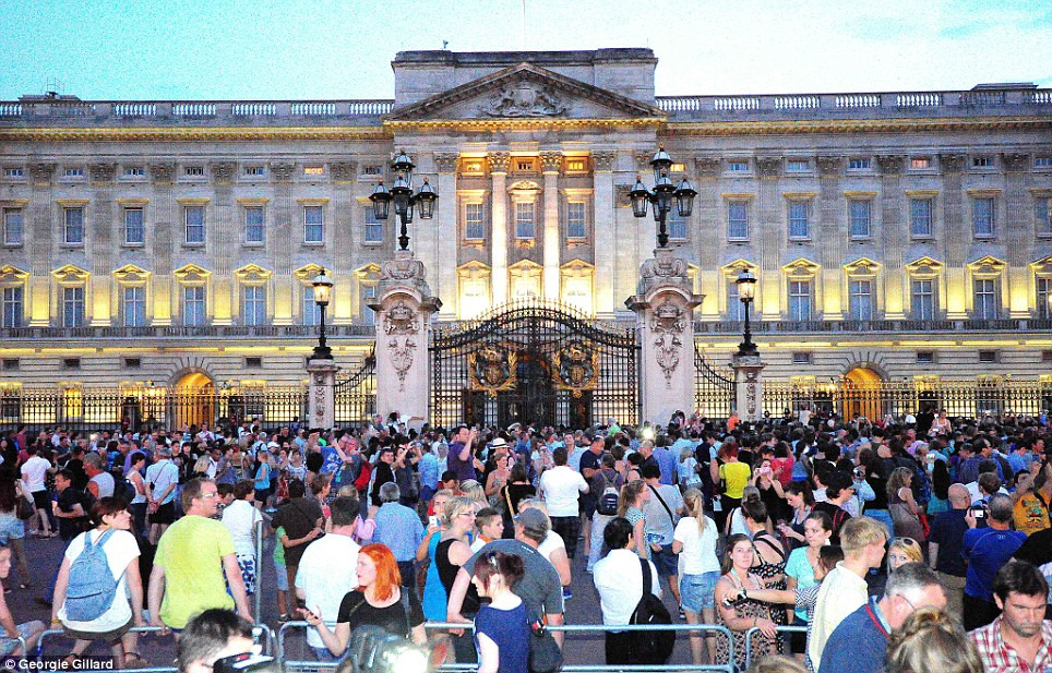 Bên ngoài cung điện Buckingham, người dân tập trung để chờ đợi thông tin 