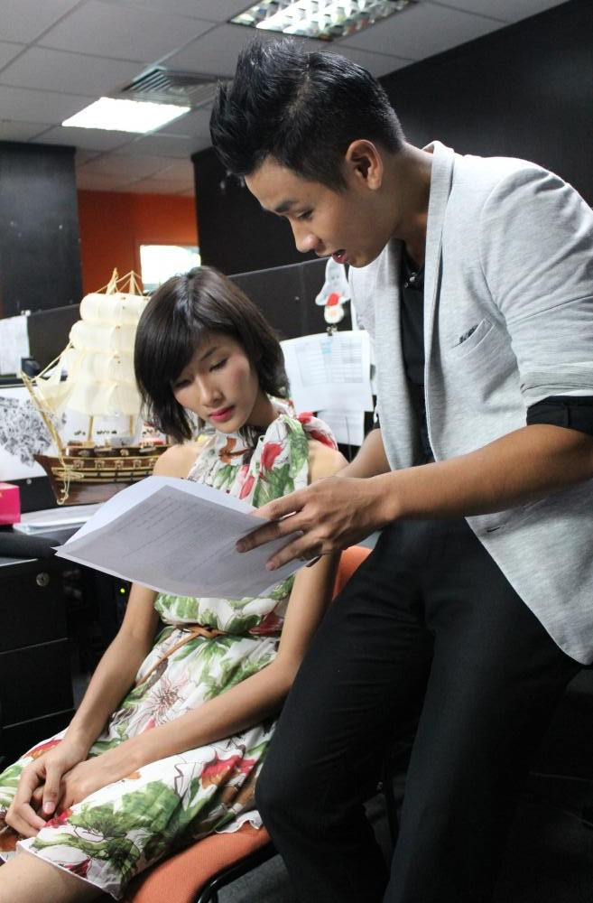 Hoàng Thị Thùy và MC Nguyên Khang