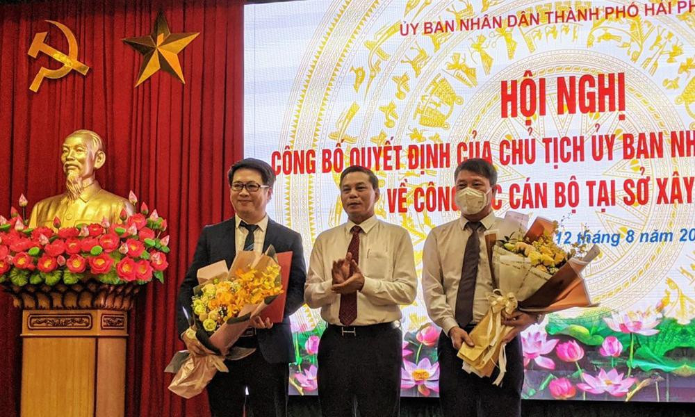 Chủ tịch UBND TP Hải Phòng trao quyết định cho tân Giám đốc Sở Xây dựng TP và tặng hoa chúc mừng nguyên Giám đốc Sở Xây dựng TP - Phùng Văn Thanh nhận công tác mới. Ảnh: Minh Hảo. Chủ tịch UBND TP Hải Phòng trao quyết định cho tân Giám đốc Sở Xây dựng TP và tặng hoa chúc mừng nguyên Giám đốc Sở Xây dựng TP - Phùng Văn Thanh nhận công tác mới. Ảnh: Minh Hảo.