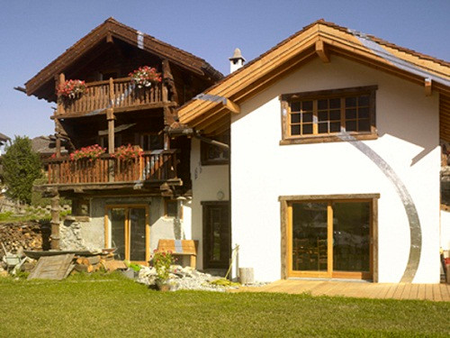 Những đường cong ánh bạc trên mỗi ngôi nhà lấp lánh dưới ánh mặt trời