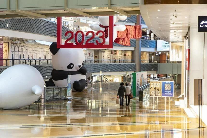 Một trung tâm mua sắm vắng vẻ ở Thượng Hải ngày 8/12. Ảnh: NY Times