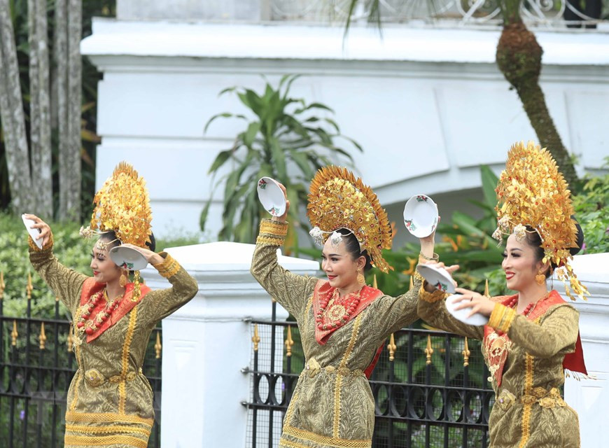 Lễ đón chính thức Chủ tịch nước Nguyễn Xuân Phúc được tổ chức theo nghi thức truyền thống của Indonesia. (Ảnh: Thống Nhất/TTXVN)