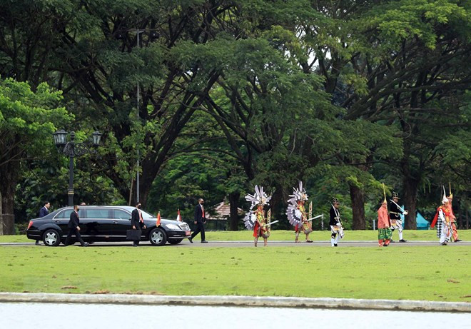 Hình ảnh lễ đón chính thức Chủ tịch nước Nguyễn Xuân Phúc được tổ chức theo nghi thức truyền thống của Indonesia. (Ảnh: Thống Nhất/TTXVN)