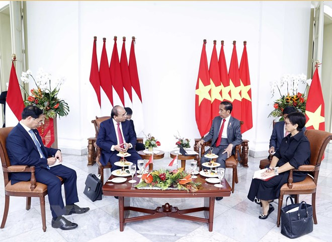 Ngay sau lễ đón được tổ chức trọng thể tại Phủ Tổng thống Istana, Bogor ở Thủ đô Jakarta, Chủ tịch nước Nguyễn Xuân Phúc có cuộc gặp hẹp và hội đàm với Tổng thống Indonesia Joko Widodo. (Ảnh: Thống Nhất/TTXVN)