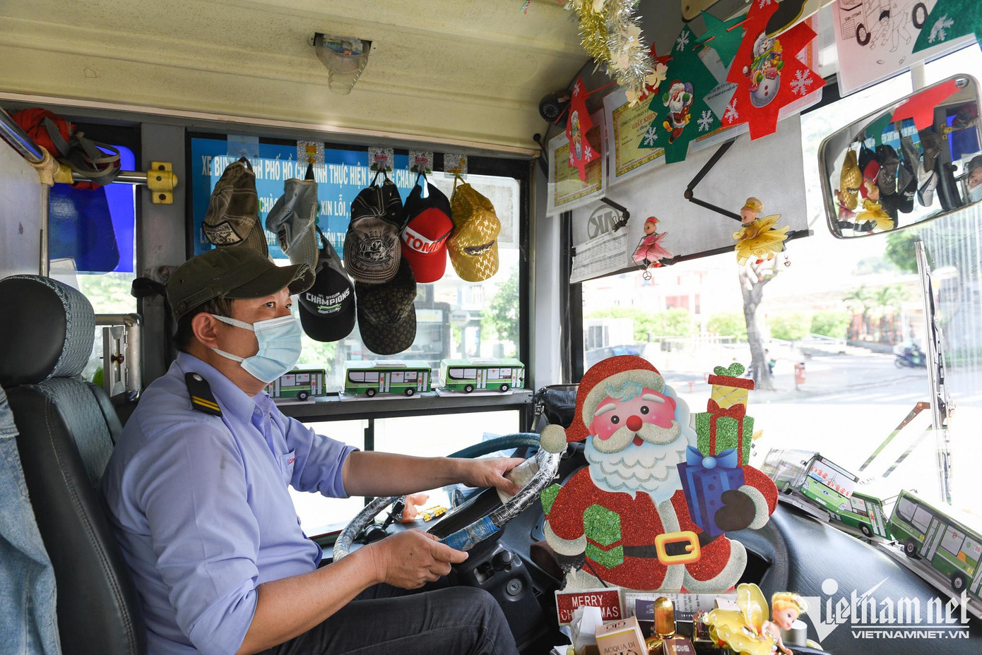 5 năm làm nghề, anh Huy đã coi chiếc xe buýt như ngôi nhà thứ 2 của mình. Vào các dịp lễ lớn như Ngày Phụ nữ Việt Nam, Giáng sinh, Tết Nguyên đán,.. hai vợ chồng tài xế này thường trang trí trong khoang xe theo từng chủ đề sao cho phù hợp. “Cứ đến những ngày lễ, đi đường thấy ở đâu cũng trang hoàng rực rỡ. Mình cũng làm đẹp cho nhà mình, tự tạo niềm vui cho mình trước tiên. Sau khách thấy vui thì niềm vui được nhân đôi”, anh Huy nói. 5 năm làm nghề, anh Huy đã coi chiếc xe buýt như ngôi nhà thứ 2 của mình. Vào các dịp lễ lớn như Ngày Phụ nữ Việt Nam, Giáng sinh, Tết Nguyên đán,.. hai vợ chồng tài xế này thường trang trí trong khoang xe theo từng chủ đề sao cho phù hợp. “Cứ đến những ngày lễ, đi đường thấy ở đâu cũng trang hoàng rực rỡ. Mình cũng làm đẹp cho nhà mình, tự tạo niềm vui cho mình trước tiên. Sau khách thấy vui thì niềm vui được nhân đôi”, anh Huy nói.