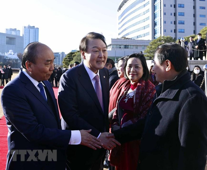 Chủ tịch nước Nguyễn Xuân Phúc giới thiệu các thành viên đoàn đại biểu cấp cao Việt Nam với Tổng thống Hàn Quốc Yoon Suk-yeol. (Ảnh: Thống Nhất/TTXVN) Chủ tịch nước Nguyễn Xuân Phúc giới thiệu các thành viên đoàn đại biểu cấp cao Việt Nam với Tổng thống Hàn Quốc Yoon Suk-yeol. (Ảnh: Thống Nhất/TTXVN)