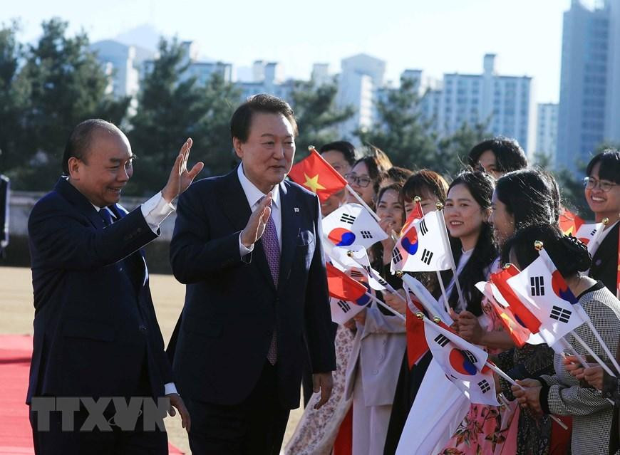 Chủ tịch nước Nguyễn Xuân Phúc và Tổng thống Yoon Suk-yeol được chào mừng tại lễ đón. (Ảnh: Thống Nhất/TTXVN) Chủ tịch nước Nguyễn Xuân Phúc và Tổng thống Yoon Suk-yeol được chào mừng tại lễ đón. (Ảnh: Thống Nhất/TTXVN)