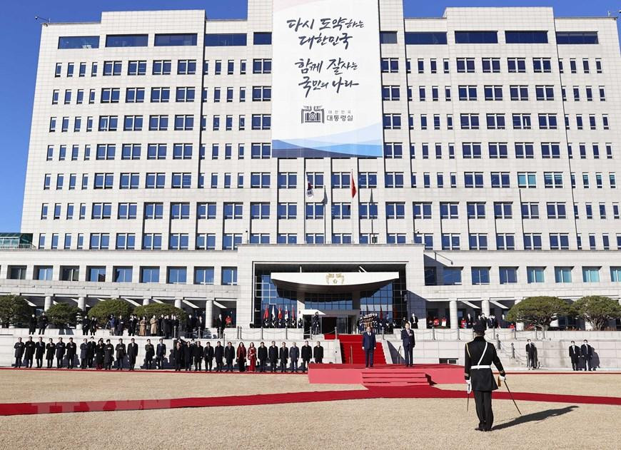 Quang cảnh lễ đón Chủ tịch nước Nguyễn Xuân Phúc cùng đoàn đại biểu cấp cao Việt Nam thăm cấp Nhà nước tới Hàn Quốc. (Ảnh: Thống Nhất/TTXVN) Quang cảnh lễ đón Chủ tịch nước Nguyễn Xuân Phúc cùng đoàn đại biểu cấp cao Việt Nam thăm cấp Nhà nước tới Hàn Quốc. (Ảnh: Thống Nhất/TTXVN)