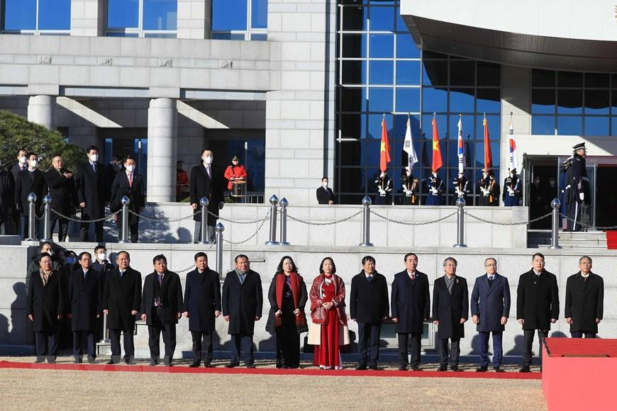 Đoàn đại biểu cấp cao Việt Nam tham dự lễ đón. (Ảnh: Thống Nhất/TTXVN) Đoàn đại biểu cấp cao Việt Nam tham dự lễ đón. (Ảnh: Thống Nhất/TTXVN)