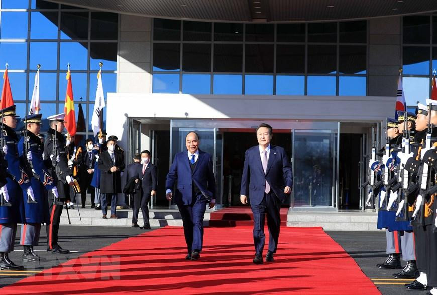 Chủ tịch nước Nguyễn Xuân Phúc và Tổng thống Yoon Suk-yeol tại lễ đón. (Ảnh: Thống Nhất/TTXVN) Chủ tịch nước Nguyễn Xuân Phúc và Tổng thống Yoon Suk-yeol tại lễ đón. (Ảnh: Thống Nhất/TTXVN)