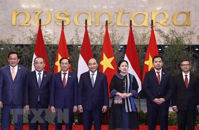 Chủ tịch nước Nguyễn Xuân Phúc cùng Chủ tịch Hội đồng Đại biểu nhân dân Indonesia Puan Maharani và các đại biểu. (Ảnh: Thống Nhất/TTXVN)