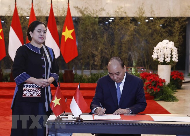 Chủ tịch nước Nguyễn Xuân Phúc ghi lưu bút. (Ảnh: Thống Nhất/TTXVN)