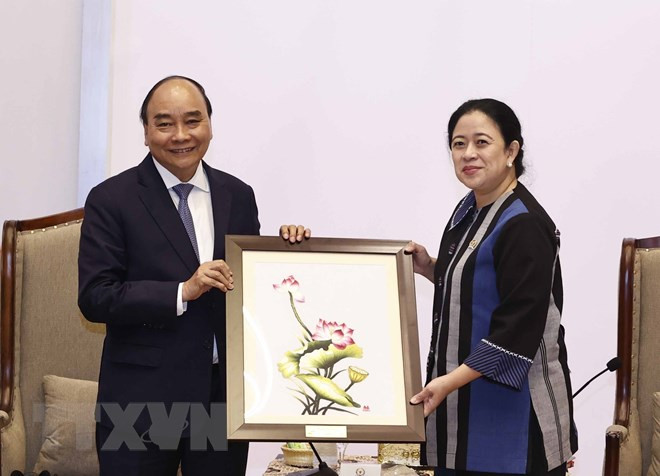 Chủ tịch nước Nguyễn Xuân Phúc tặng bức tranh lưu niệm cho Chủ tịch Hội đồng Đại biểu nhân dân Indonesia Puan Maharani. (Ảnh: Thống Nhất/TTXVN)