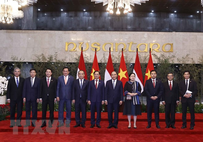 Chủ tịch nước Nguyễn Xuân Phúc cùng Chủ tịch Hội đồng Đại biểu nhân dân Indonesia Puan Maharani và các đại biểu. (Ảnh: Thống Nhất/TTXVN)