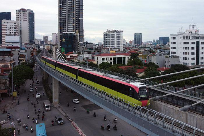 Đơn vị tư vấn Pháp đề nghị đưa nhân sự của Công ty Đường sắt Hà Nội (đơn vị sẽ tiếp nhận vận hành) tham gia quá trình vận hành thử trên, với tối thiểu 15 lái tàu, 5 nhân viên trung tâm chỉ huy điều hành hệ thống