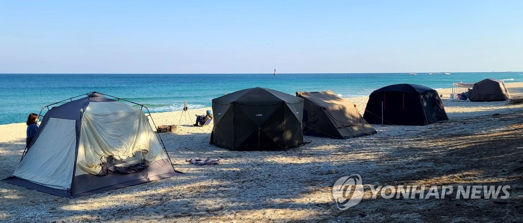 Dựng lều ở Gangneung để chờ đón bình minh đầu tiên của năm 2023. Ảnh: Yonhap Dựng lều ở Gangneung để chờ đón bình minh đầu tiên của năm 2023. Ảnh: Yonhap