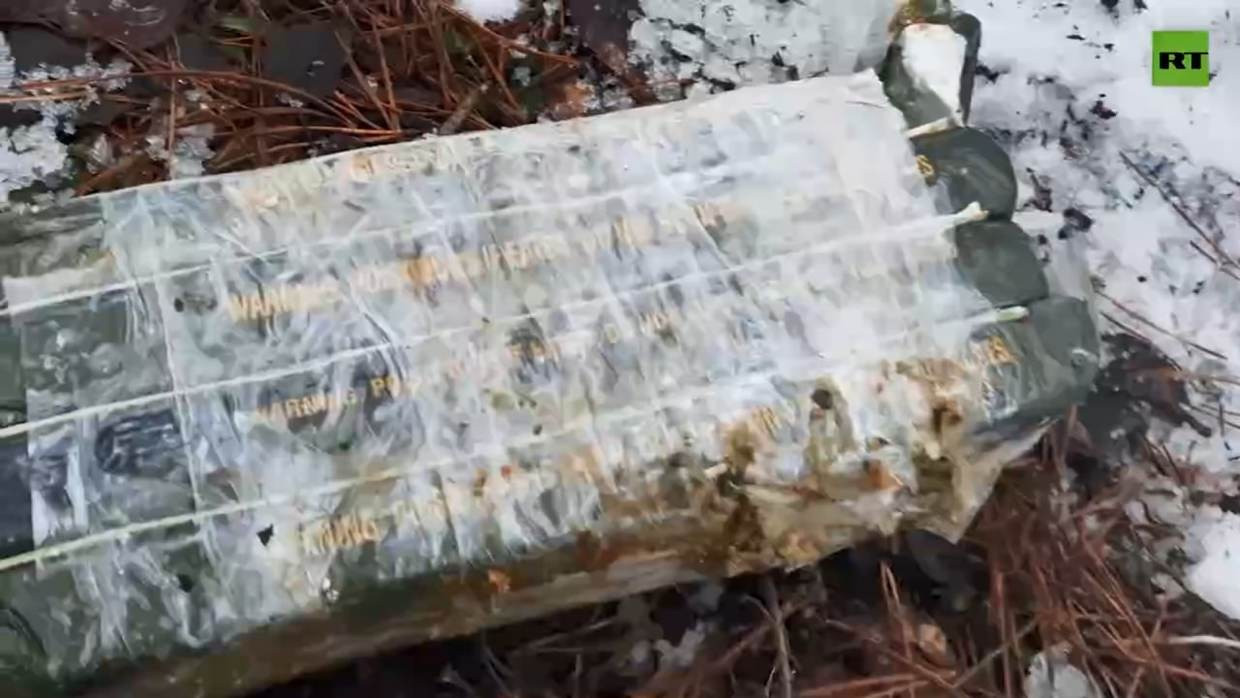 Thiết bị nổ và súng của nhóm người Ukraine. Ảnh: RT Thiết bị nổ và súng của nhóm người Ukraine. Ảnh: RT