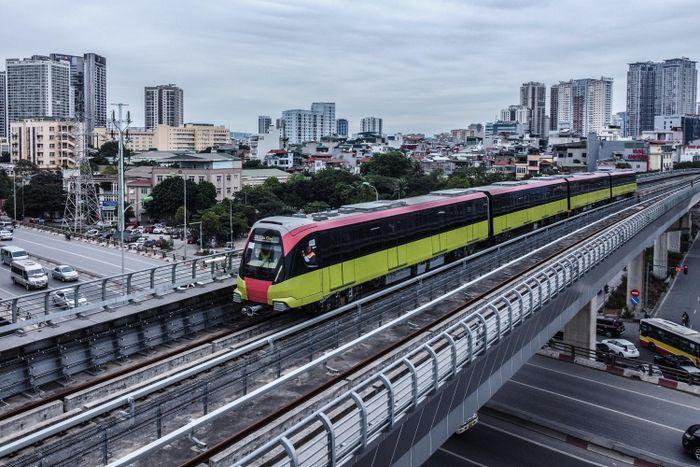 Dự án Metro Nhổn – ga Hà Nội được khởi công vào tháng 9/2010, dài 12,5 km (gồm 8,5 km trên cao và 4 km đi ngầm) với 12 nhà ga, 1 depot rộng 15,5 ha và 10 đoàn tàu