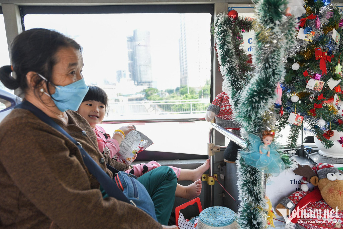 Bà Phan Thị Úc cùng cháu gái về nhà ở huyện Nhà Bè bằng xe buýt. “Ở nhà cháu thích búp bê lắm nên khi đi xe thấy trang trí thế này vui hẳn lên. Cả quãng đường gần một tiếng trên xe, cháu nói cười suốt không thấy kêu mệt”, bà Úc chia sẻ. Bà Phan Thị Úc cùng cháu gái về nhà ở huyện Nhà Bè bằng xe buýt. “Ở nhà cháu thích búp bê lắm nên khi đi xe thấy trang trí thế này vui hẳn lên. Cả quãng đường gần một tiếng trên xe, cháu nói cười suốt không thấy kêu mệt”, bà Úc chia sẻ.