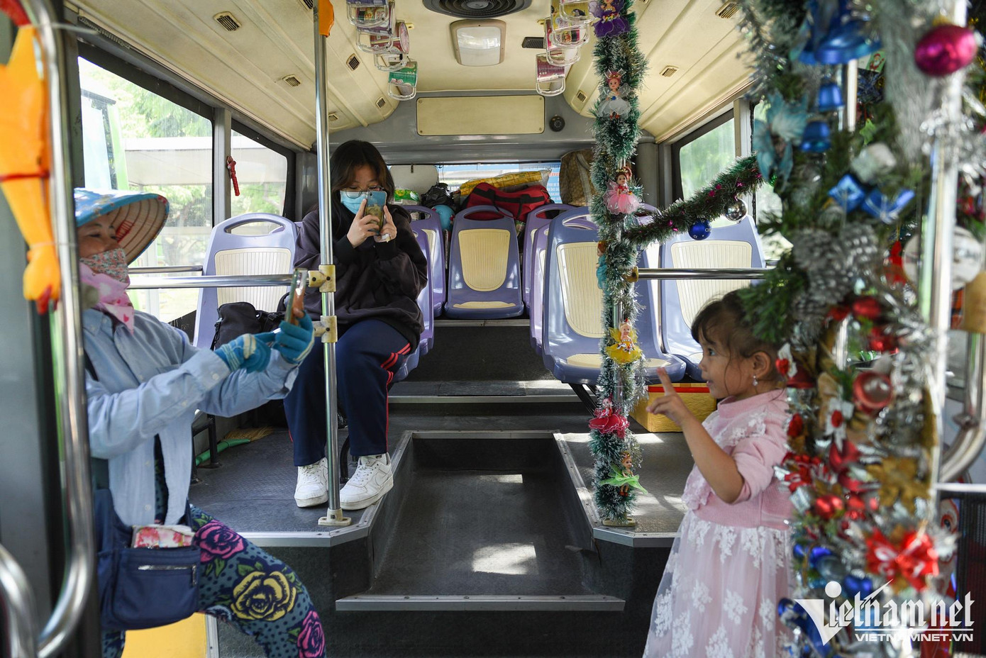 Cuối bến, một hành khách nán lại chụp ảnh lưu niệm cho con gái. Đối với anh Huy, việc đem lại niềm vui và sự thoải mái của mọi người là cũng là động lực giúp hai vợ chồng bớt mệt nhọc hơn sau một ngày dài làm việc liên tục. Cuối bến, một hành khách nán lại chụp ảnh lưu niệm cho con gái. Đối với anh Huy, việc đem lại niềm vui và sự thoải mái của mọi người là cũng là động lực giúp hai vợ chồng bớt mệt nhọc hơn sau một ngày dài làm việc liên tục.