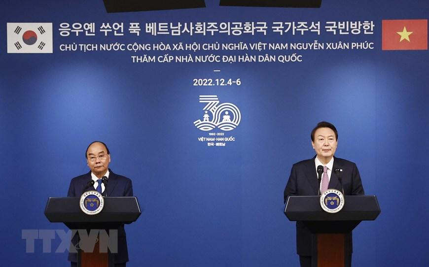 Chủ tịch nước Nguyễn Xuân Phúc và Tổng thống Hàn Quốc Yoon Suk-yeol chủ trì buổi họp báo để thông báo kết quả hội đàm với các cơ quan thông tấn, báo chí. (Ảnh: Thống Nhất/TTXVN)