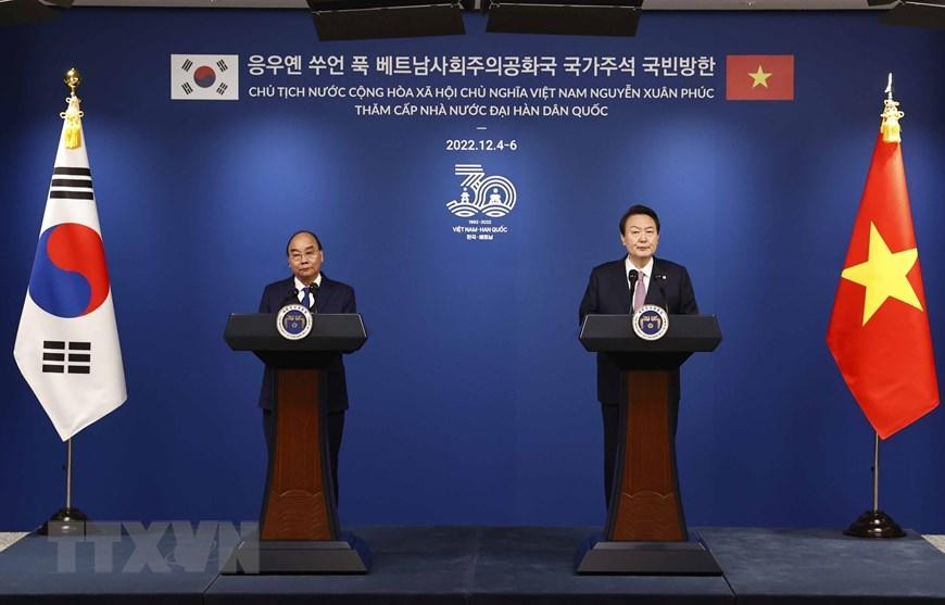 Chủ tịch nước Nguyễn Xuân Phúc và Tổng thống Hàn Quốc Yoon Suk-yeol chủ trì họp báo. (Ảnh: Thống Nhất/TTXVN)